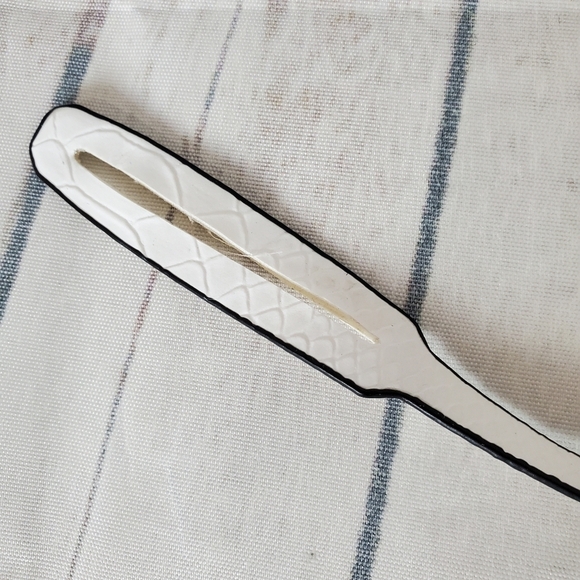 Guess White Micro Mini Change Purse Faux Reptile  Round Silver Metal Logo - Picture 5 of 10